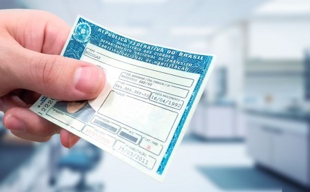 Sancionada lei que inclui vítimas de violência doméstica no CNH Social