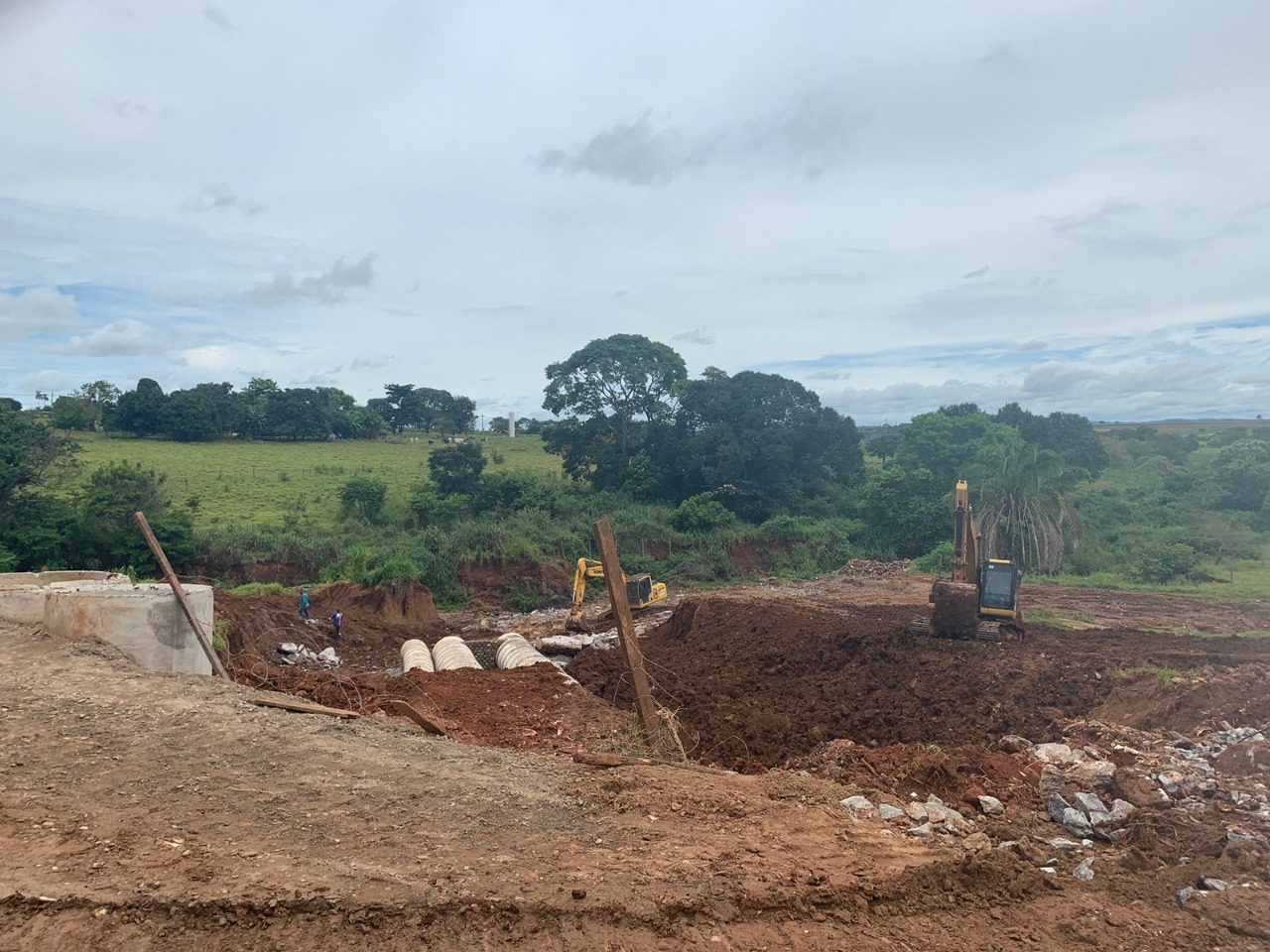 Prefeitura recupera erosão no Córrego Caveiras, no Residencial Paulo Pacheco