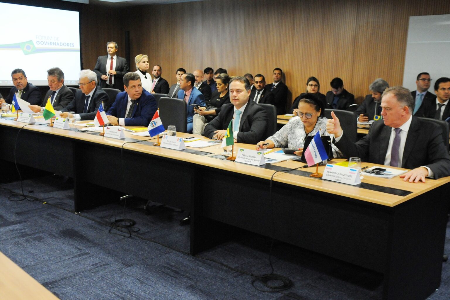 Governadores discutem perdas do ICMS sobre combustíveis