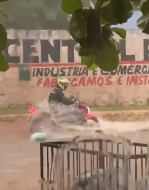 Encontrado corpo de motociclista arrastado por enxurrada