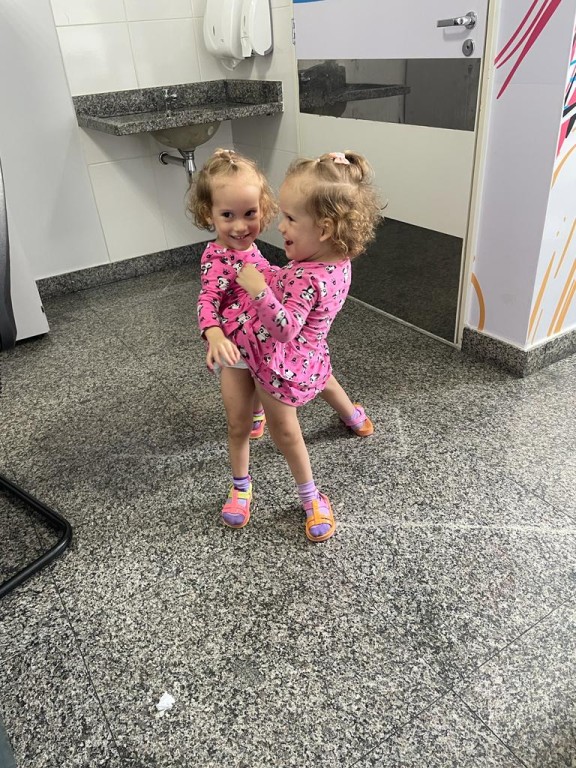 Hecad realiza 1ª cirurgia de separação de gêmeas siamesas, nesta quarta