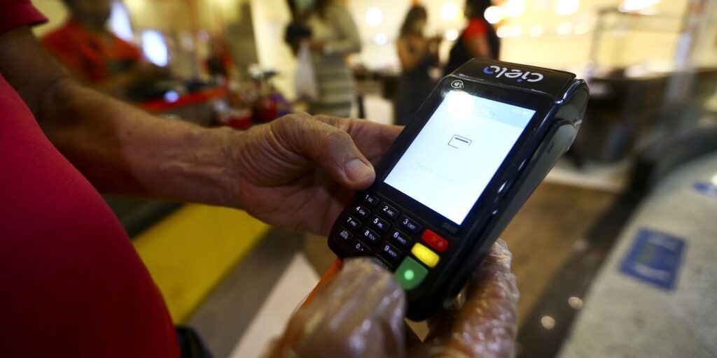 Banco Central deixa de regular cartões de auxílio-alimentação em março