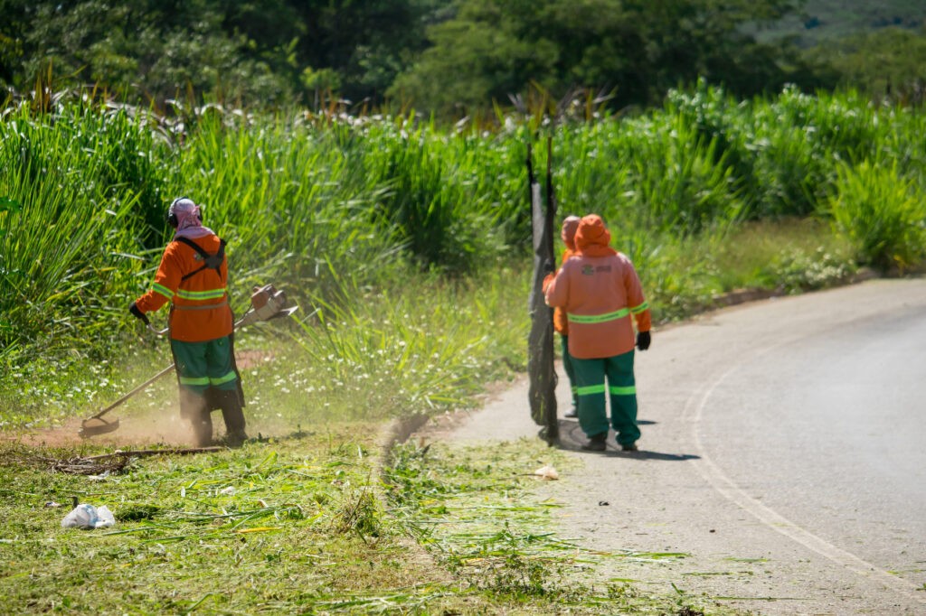 Prefeitura de Goiânia intensifica roçagem em 15 bairros e faz limpeza pública nas vias mais adensadas de 50 setores, nesta terça-feira (24/01)