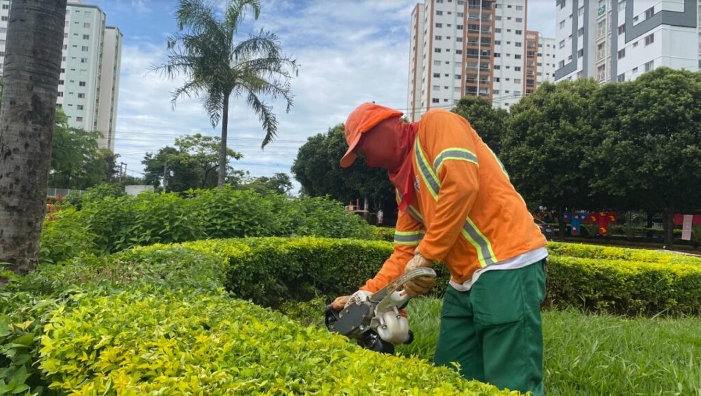 Prefeitura de Goiânia realiza manutenção em praças, varrição e remoção de entulhos em 70 bairros, nesta sexta-feira (20/01)