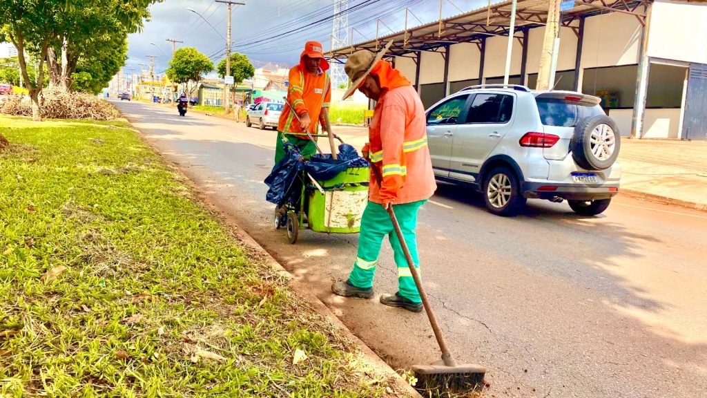 Prefeitura leva serviços de varrição, remoção de entulhos e plantio de grama a 70 bairros de Goiânia, nesta quinta-feira (12/01)