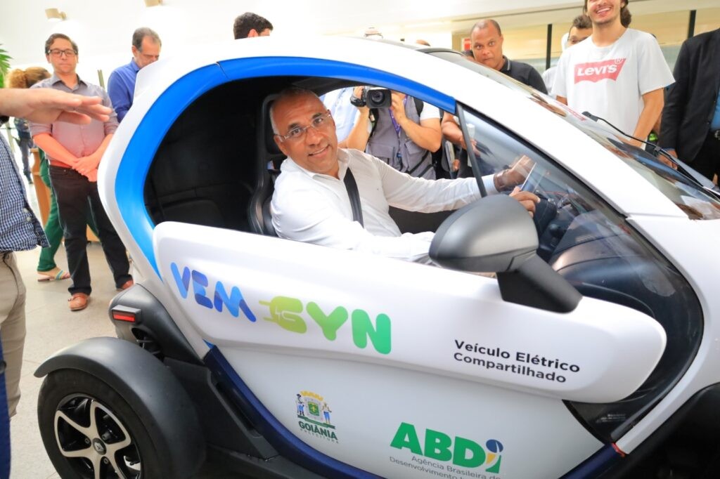 “Se queremos uma cidade sustentável, a energia verde é o caminho”, afirma Rogério Cruz durante apresentação de veículos elétricos cedidos para testes na administração municipal, nesta terça-feira (24/01)