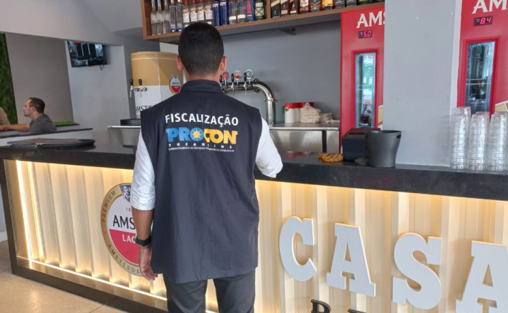 Procon Tocantins notifica bar para que suspenda de imediato cobrança de taxa obrigatória de "13% do garçom"