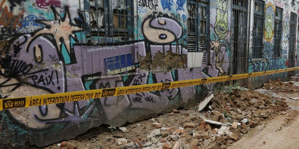 Desabamento parcial de prédio desalojas famílias em bairro do Rio