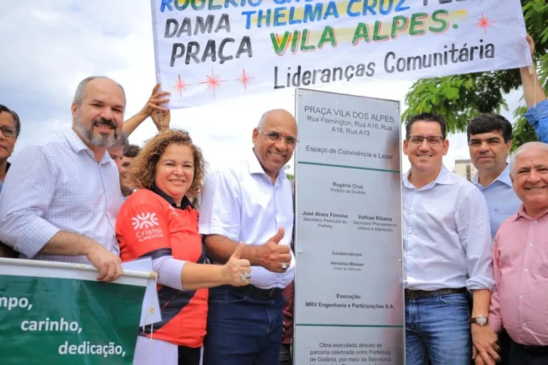 Prefeito inaugura praça sem luz, em Goiânia