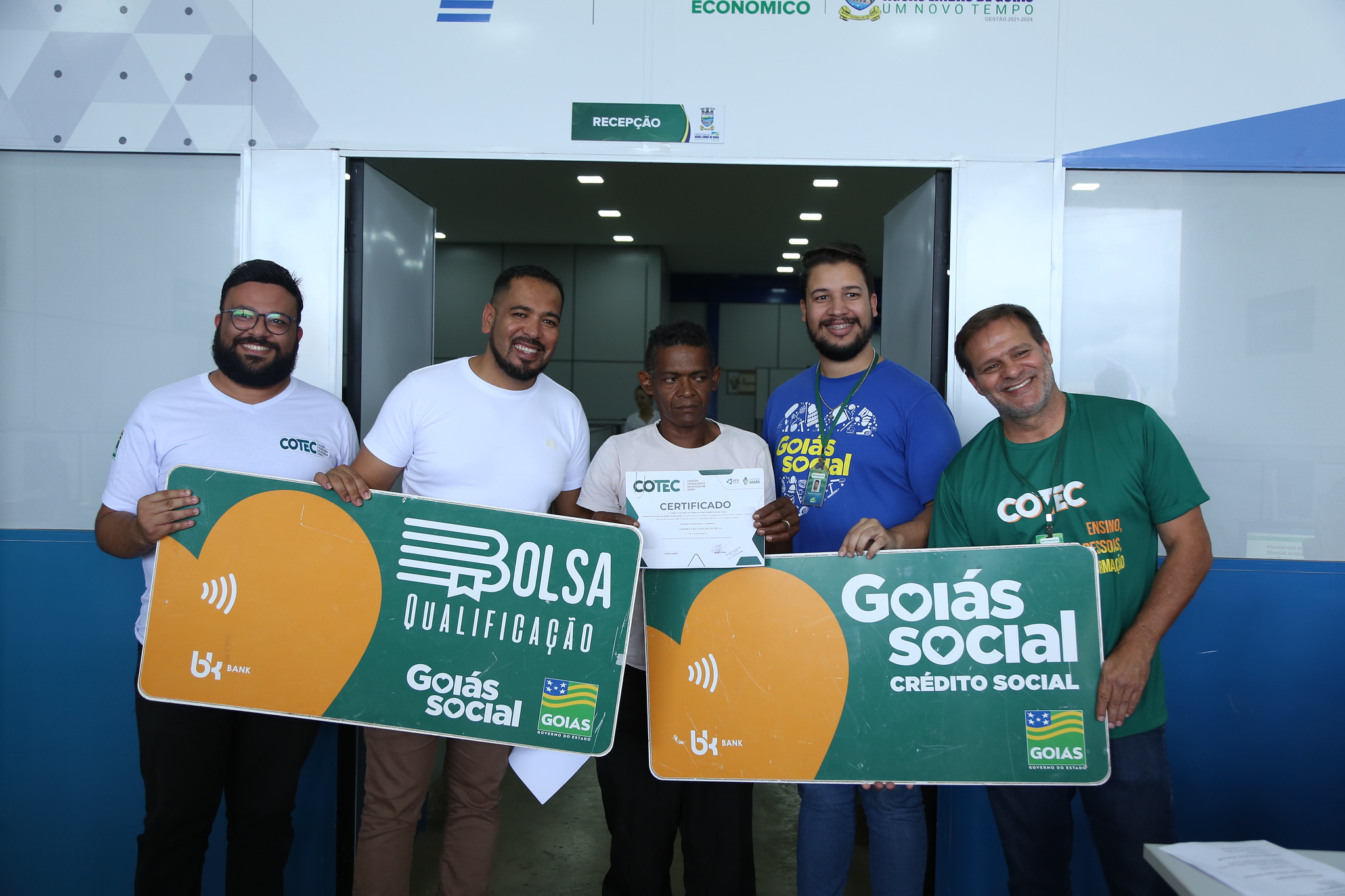 Águas Lindas de Goiás entrega certificados para alunos