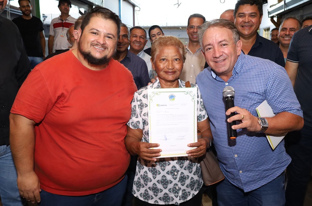 Prefeitura contempla 74 famílias com títulos de legitimação fundiária e escritura