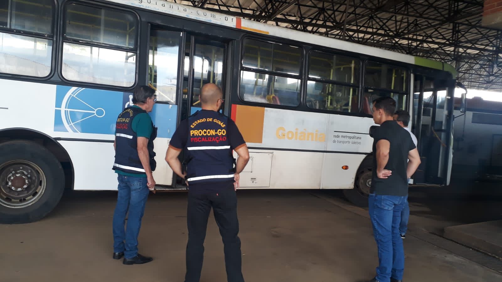 Procon Goiás notifica empresas de ônibus para prestar esclarecimentos sobre má prestação de serviço