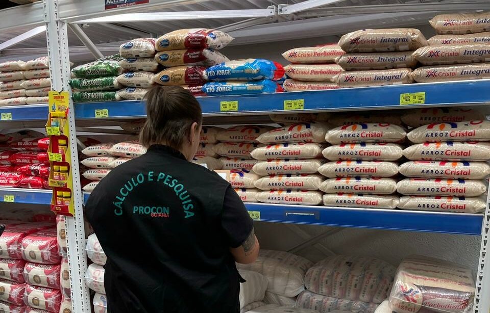 Preços da cesta básica sobem até 351,76% segundo Procon Goiânia