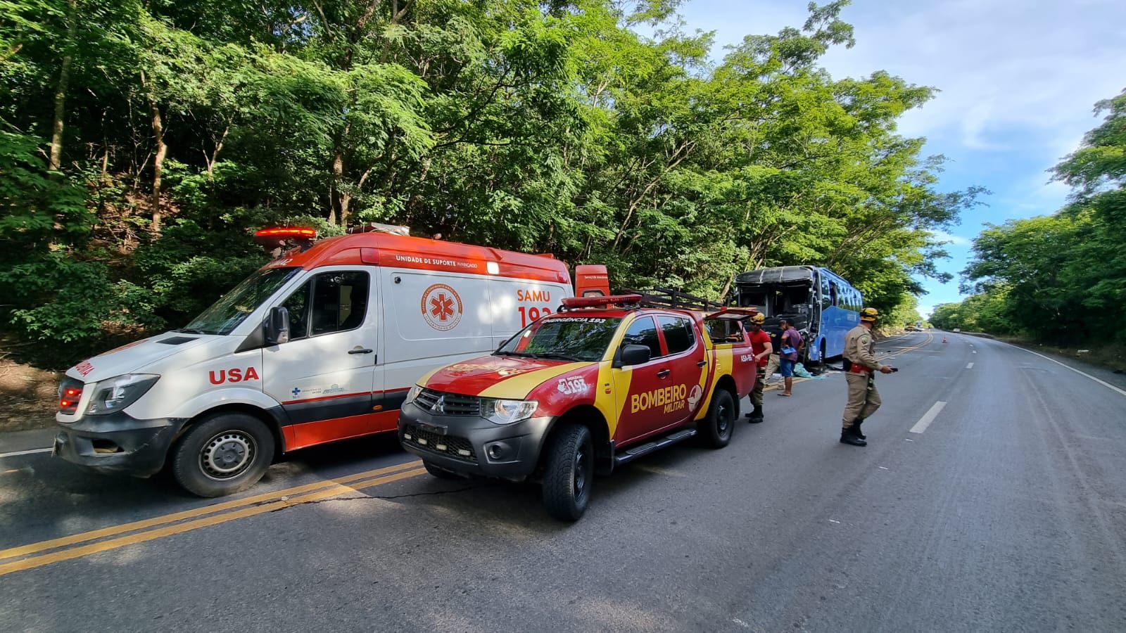 Ônibus colide com carreta na BR-020