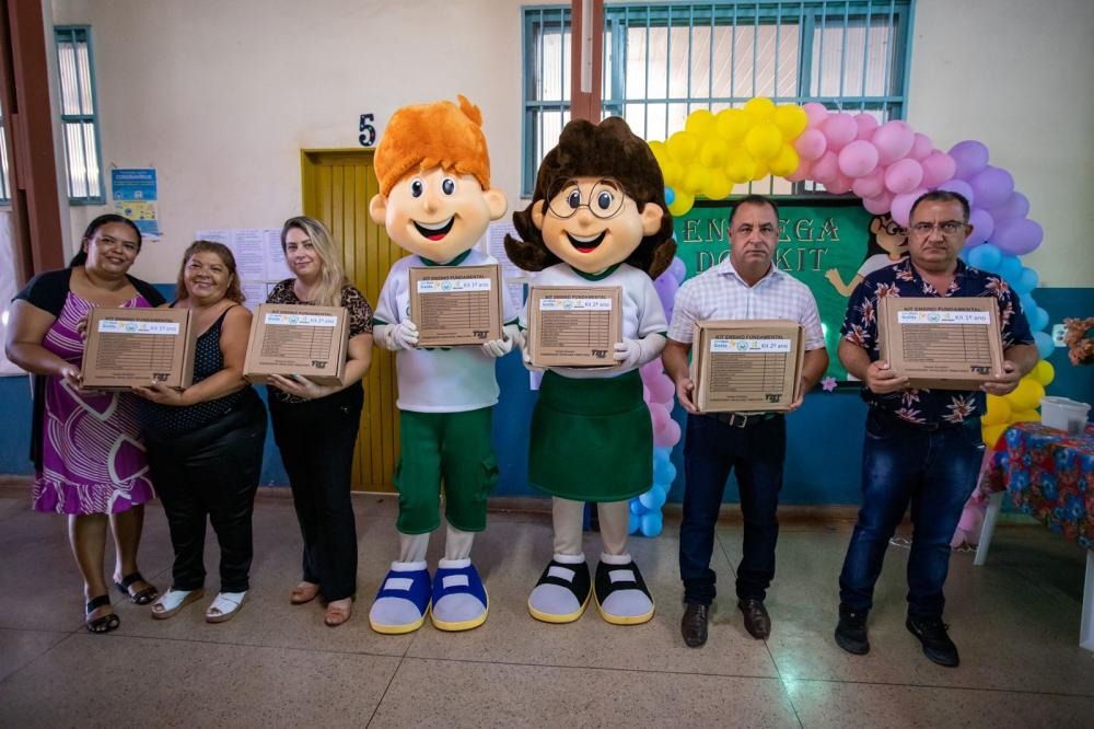 Prefeitura de Novo Gama distribui mais de dois mil kits escolares