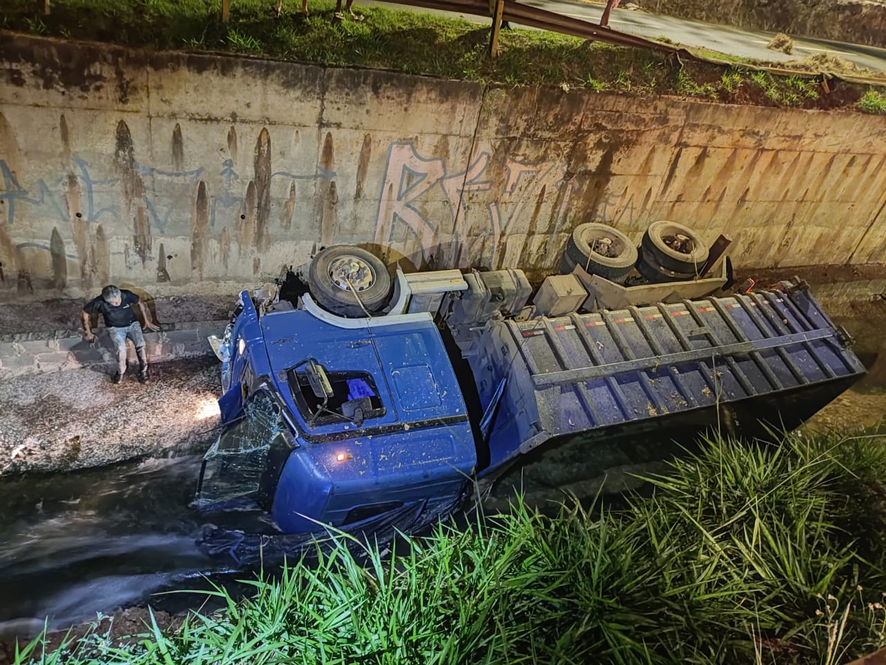 Caminhão cai em vala da Marginal Botafogo, em Goiânia