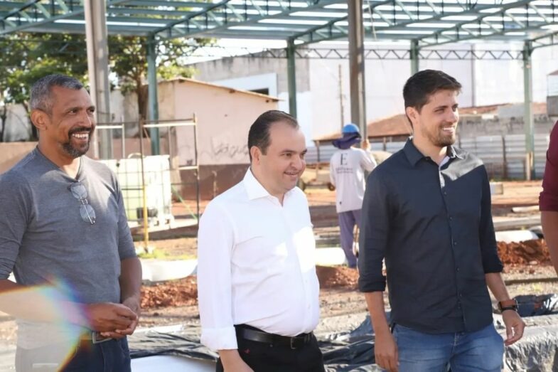 Prefeito de Valparaíso acompanha avanço da reforma da Feira Popular do Jardim Céu Azul