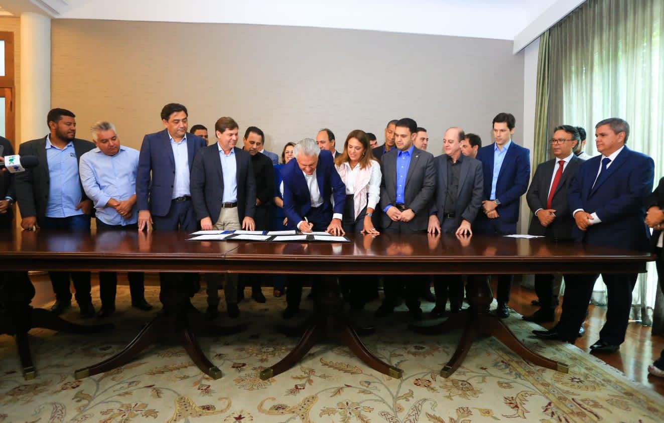 Caiado sanciona leis do Pacote Social