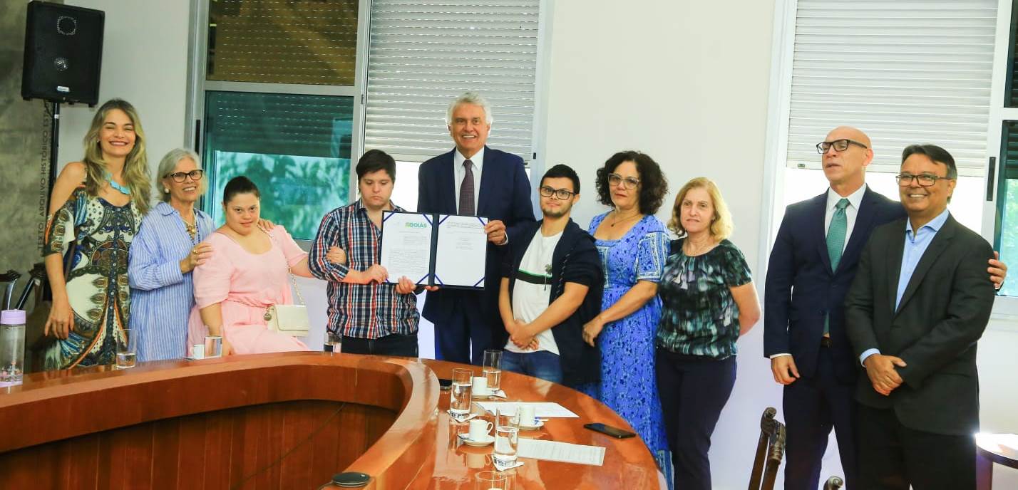 Caiado regulariza uso de imóvel público pela Associação Down de Goiás