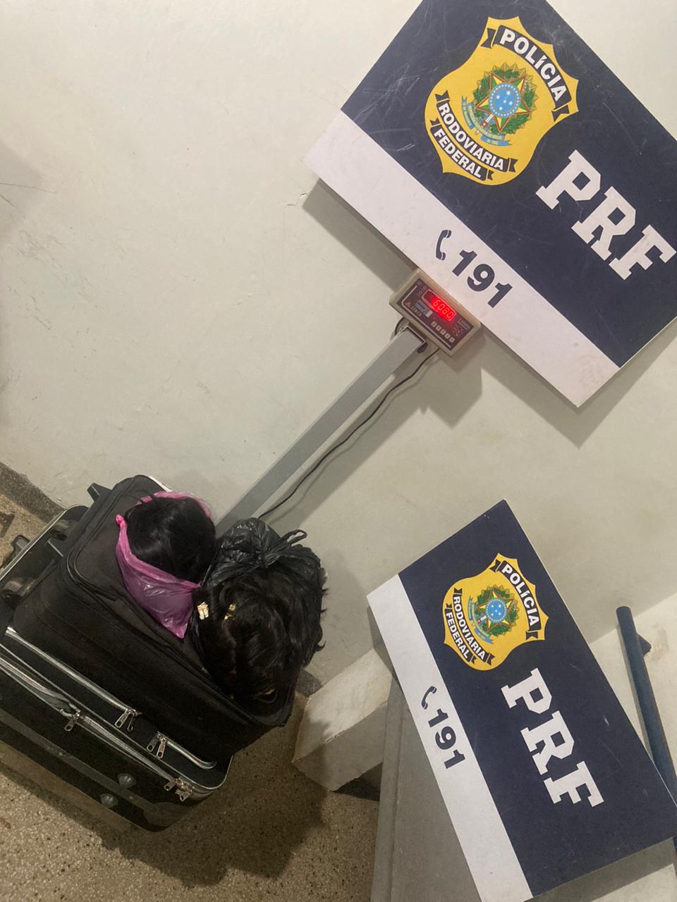 PRF apreende 70 kg de cabelo humano na BR-364, em Jataí