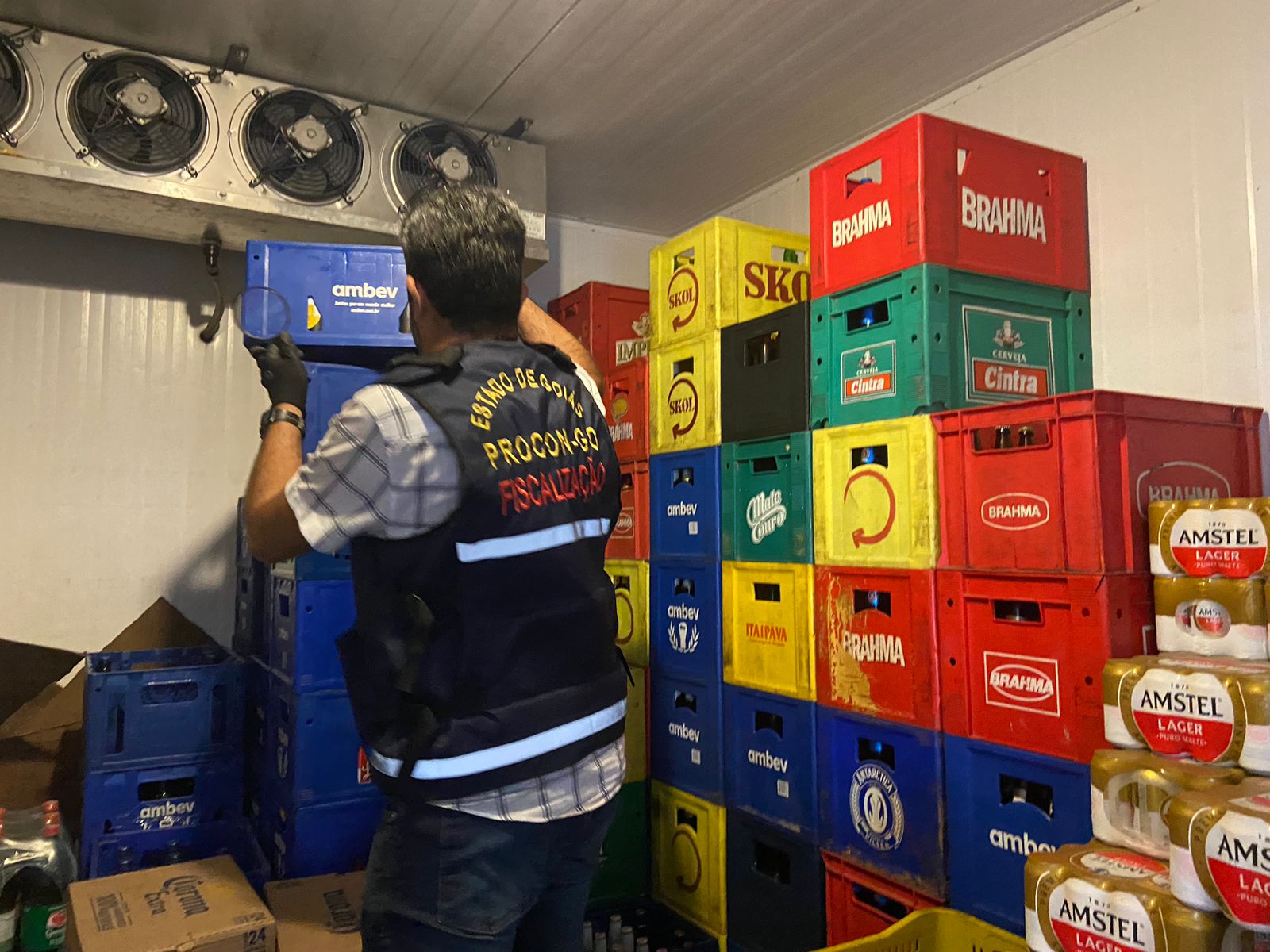 Procon Goiás e Decon realizam operação em distribuidora de bebidas