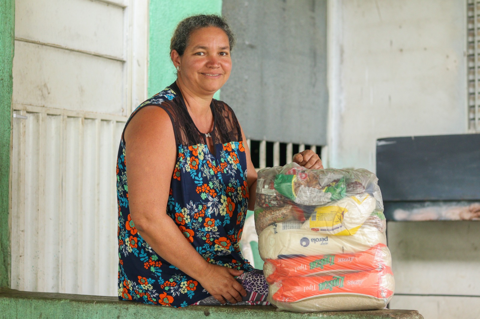 Prefeitura de Senador Canedo entrega cesta básica para moradores de região carente do município
