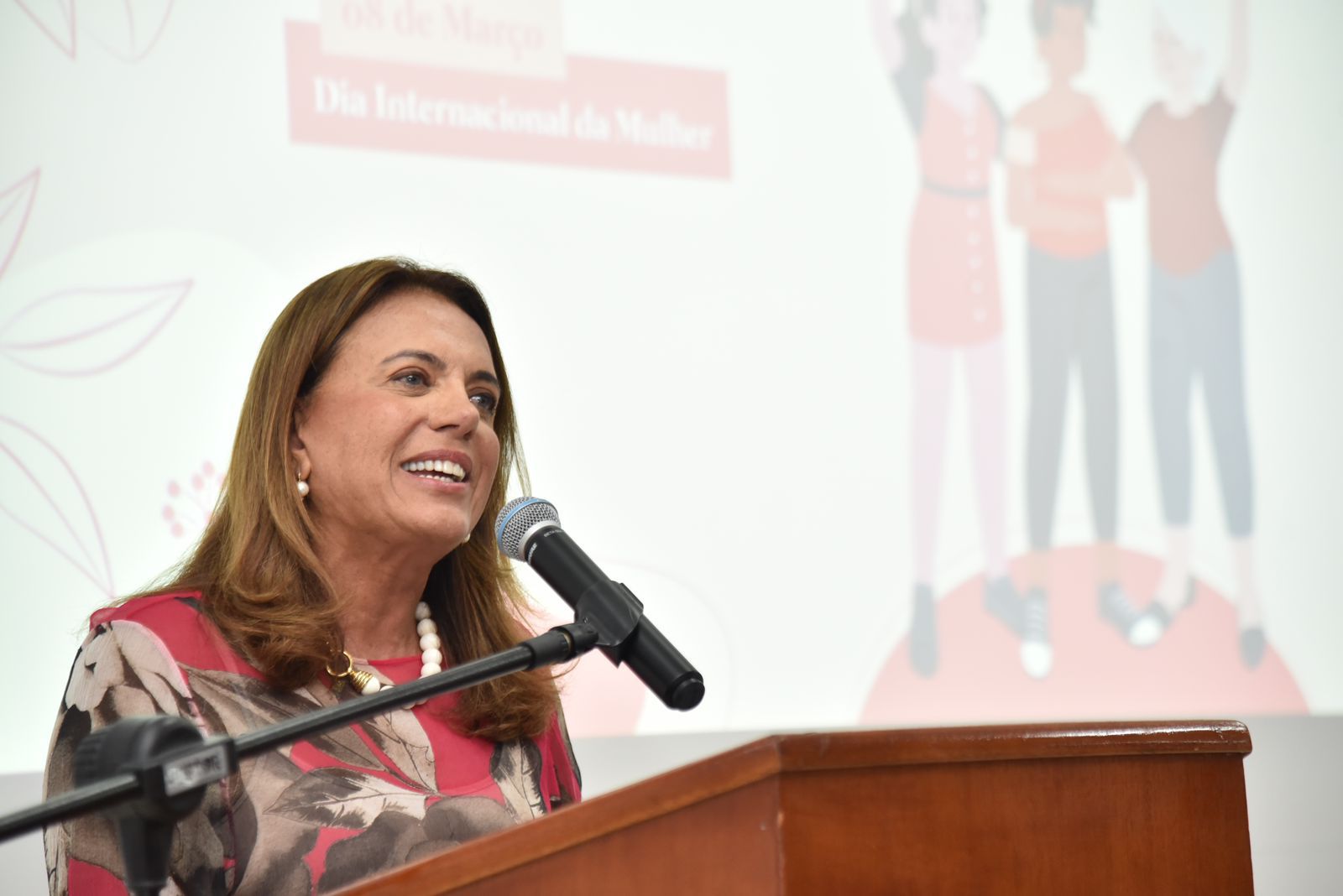 Gracinha Caiado ao lado das produtoras rurais durante encontro da Emater