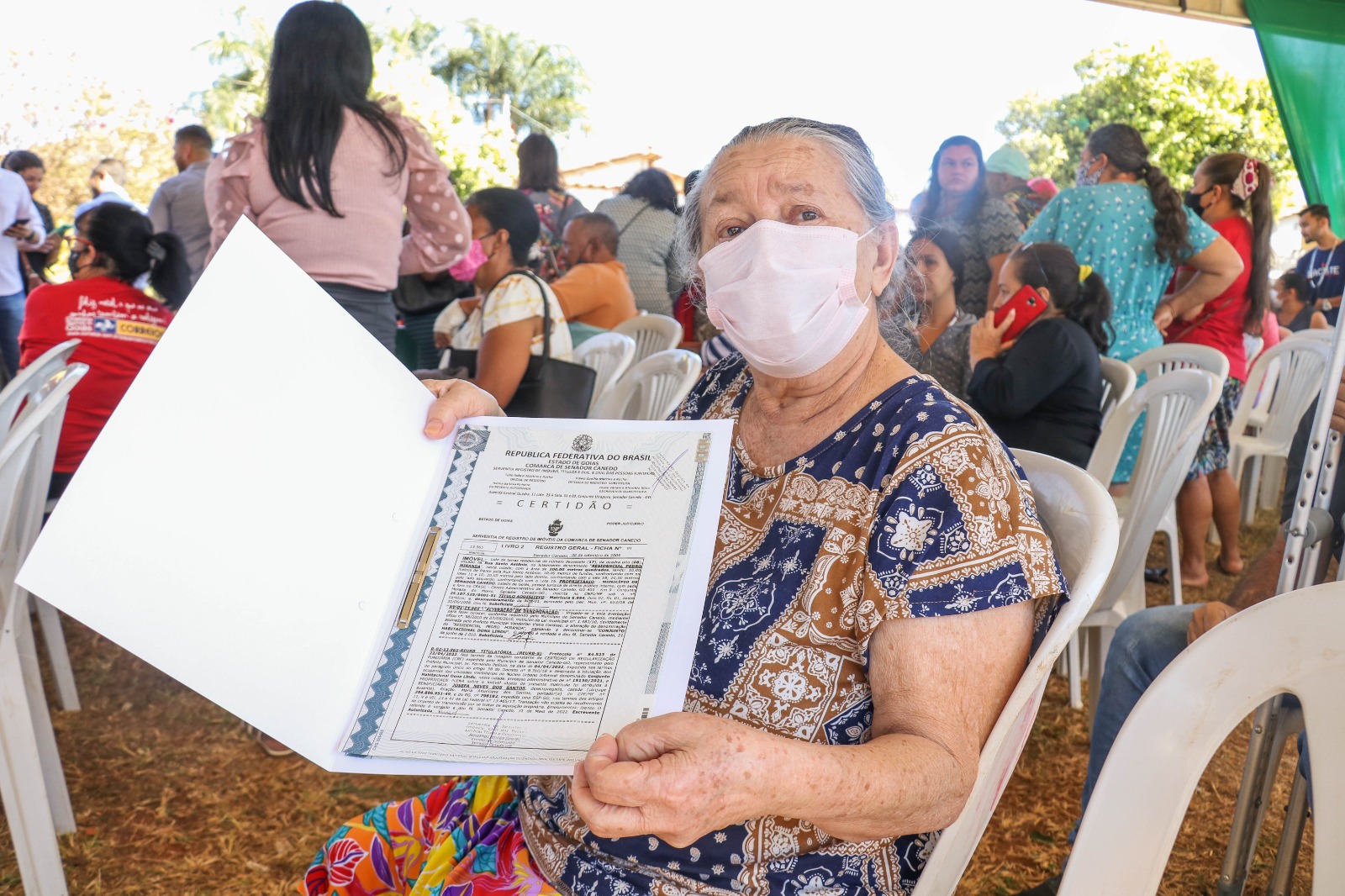 Fernando Pellozo entrega títulos de propriedades para moradores do Residencial Flor do Ipê