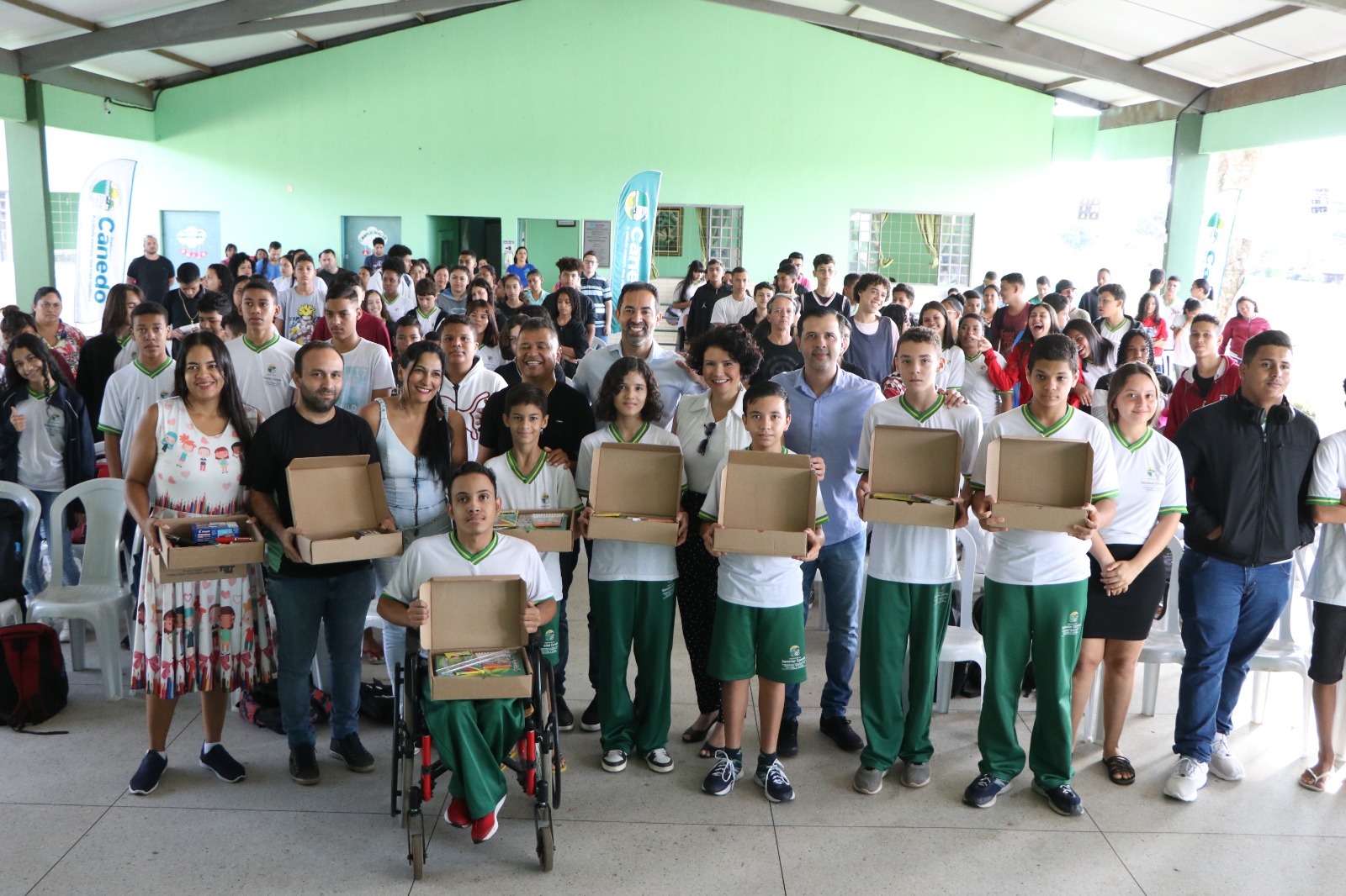 Senador Canedo entrega mais 18 mil kits para alunos