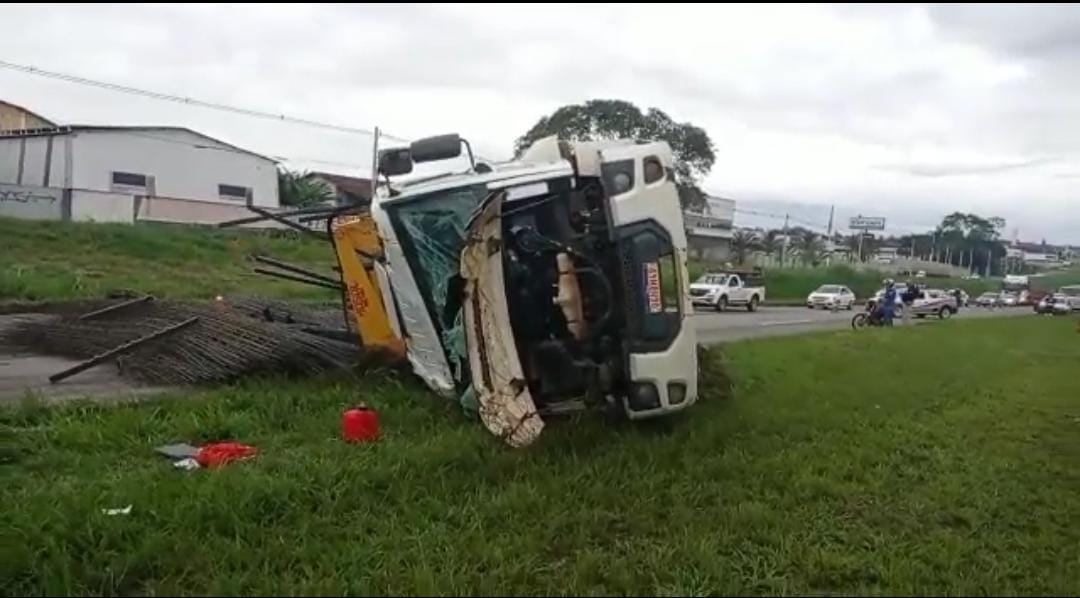 Carreta tomba na BR-153 sentido Aparecida de Goiânia/Hidrolândia