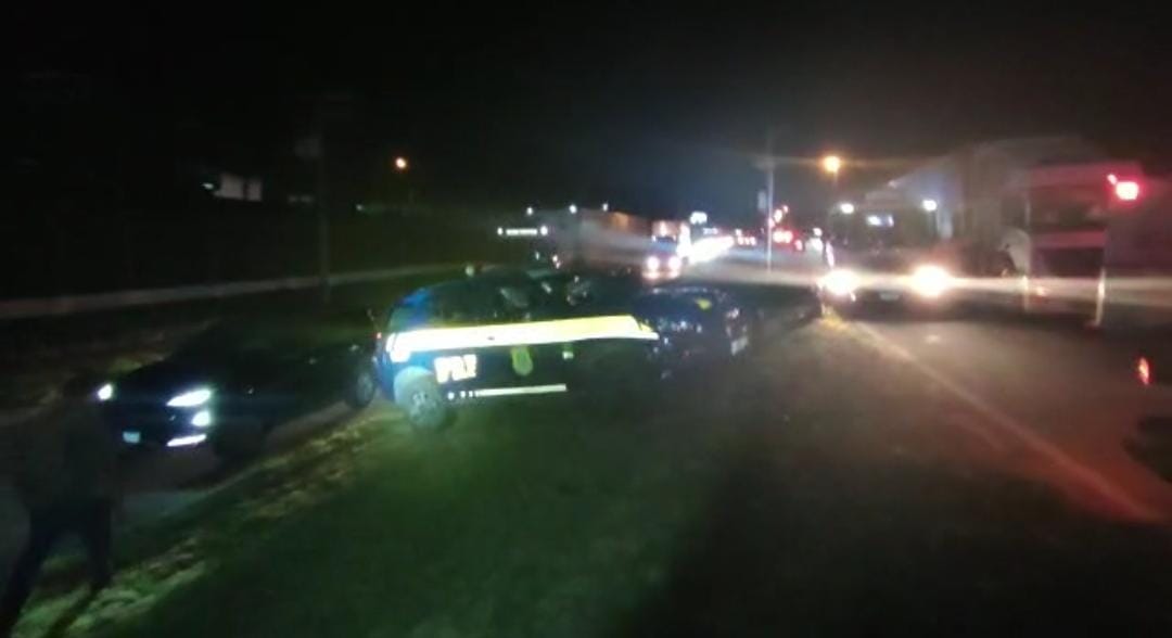 Caminhão perde freios, atinge quatro veículos e provoca bloqueio em trecho da rodovia