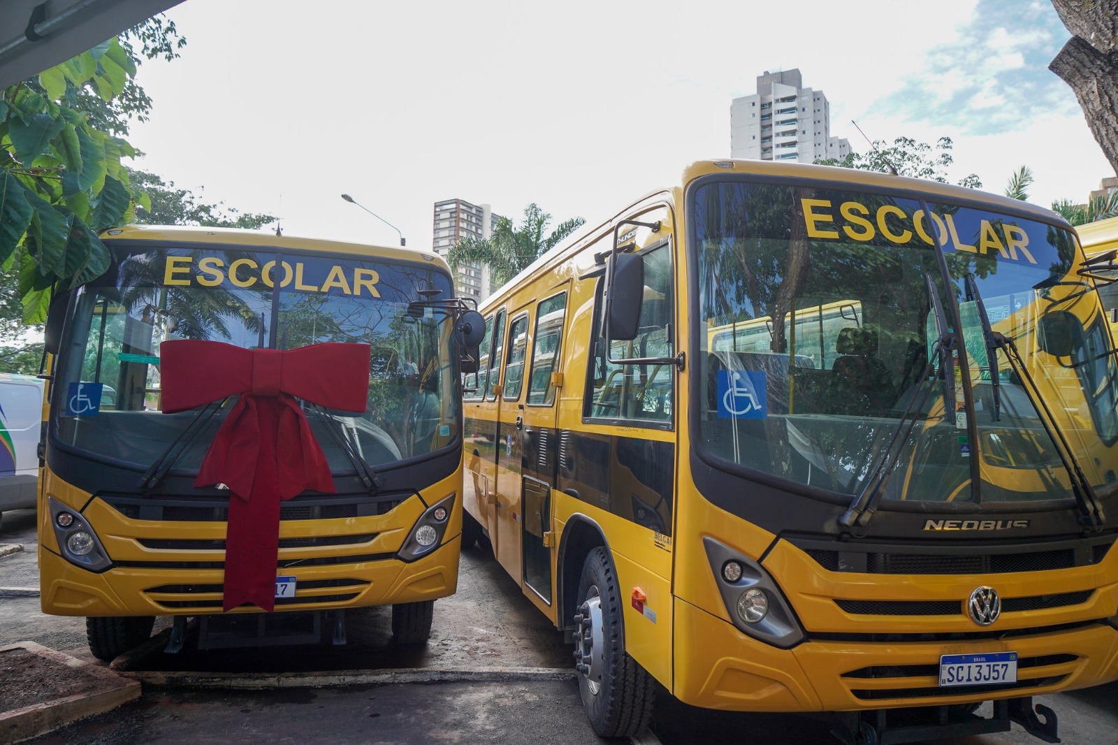 Governo de Goiás entrega ônibus escolares a 35 municípios