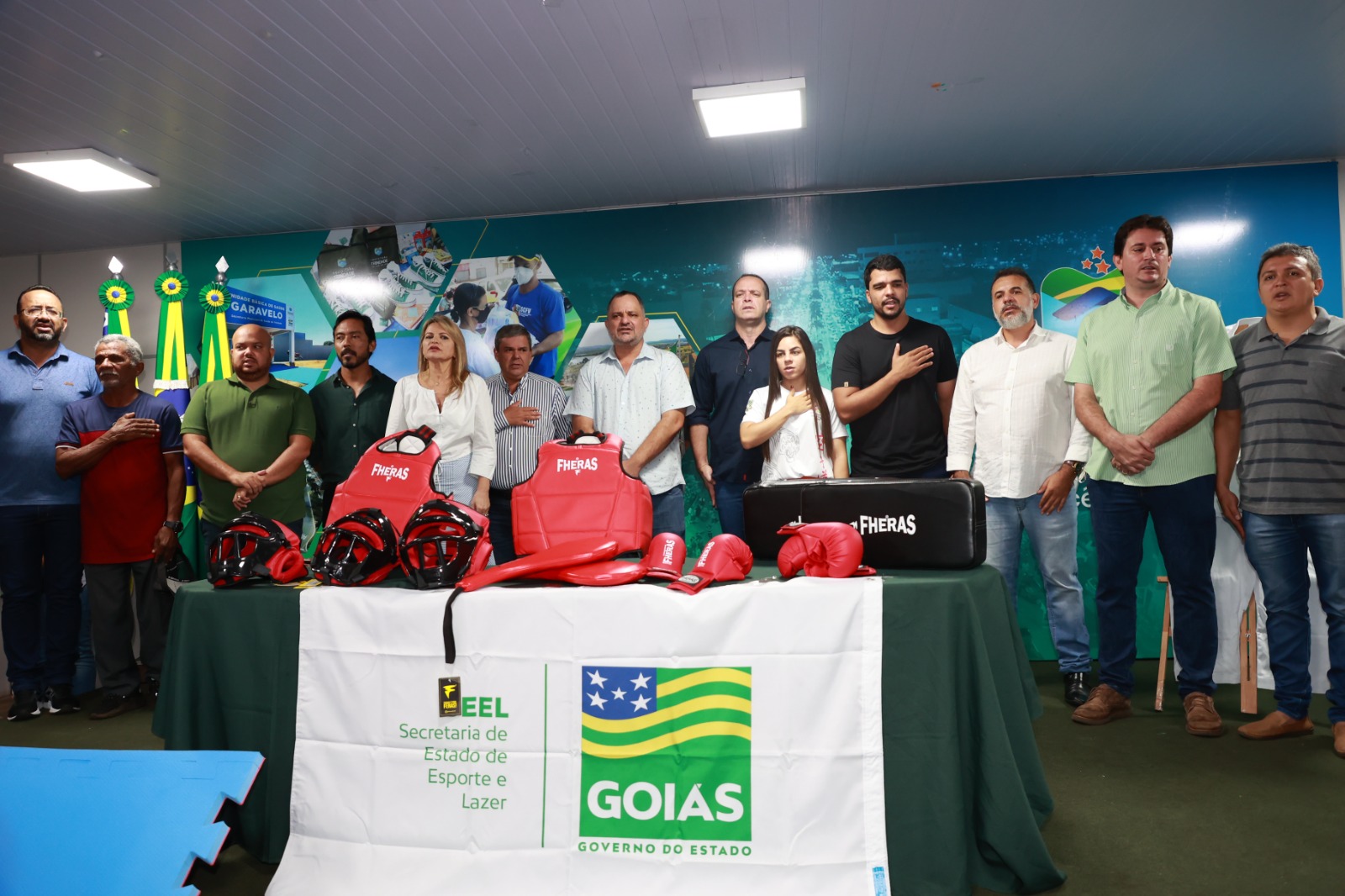 Marden Júnior e autoridades entregam quimonos a 160 alunos