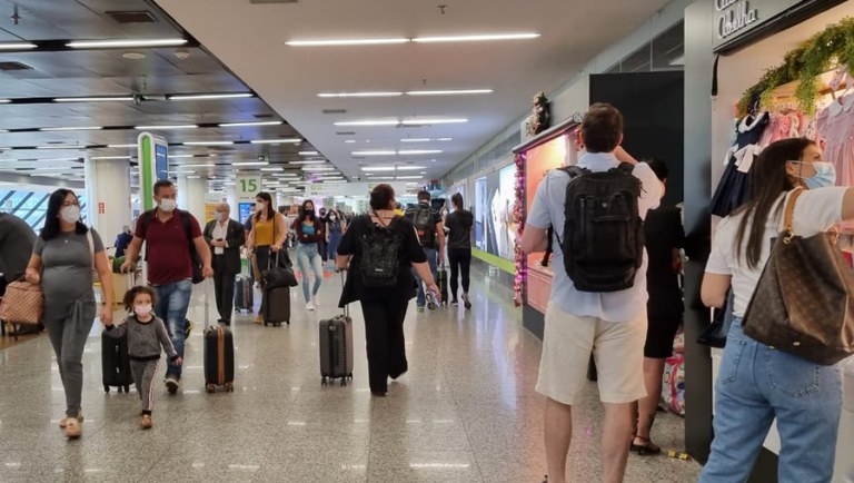 Anvisa flexibiliza uso de máscaras em aeroportos e aeronaves