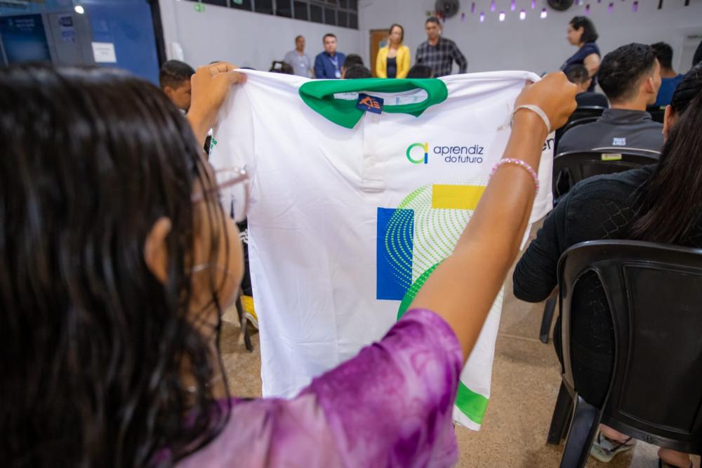 Novo Gama entrega kits para participantes do Aprendiz do Futuro