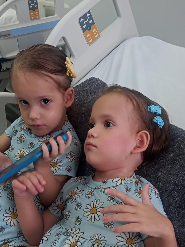 Gêmeas Valentina e Heloá recebem alta hospitalar