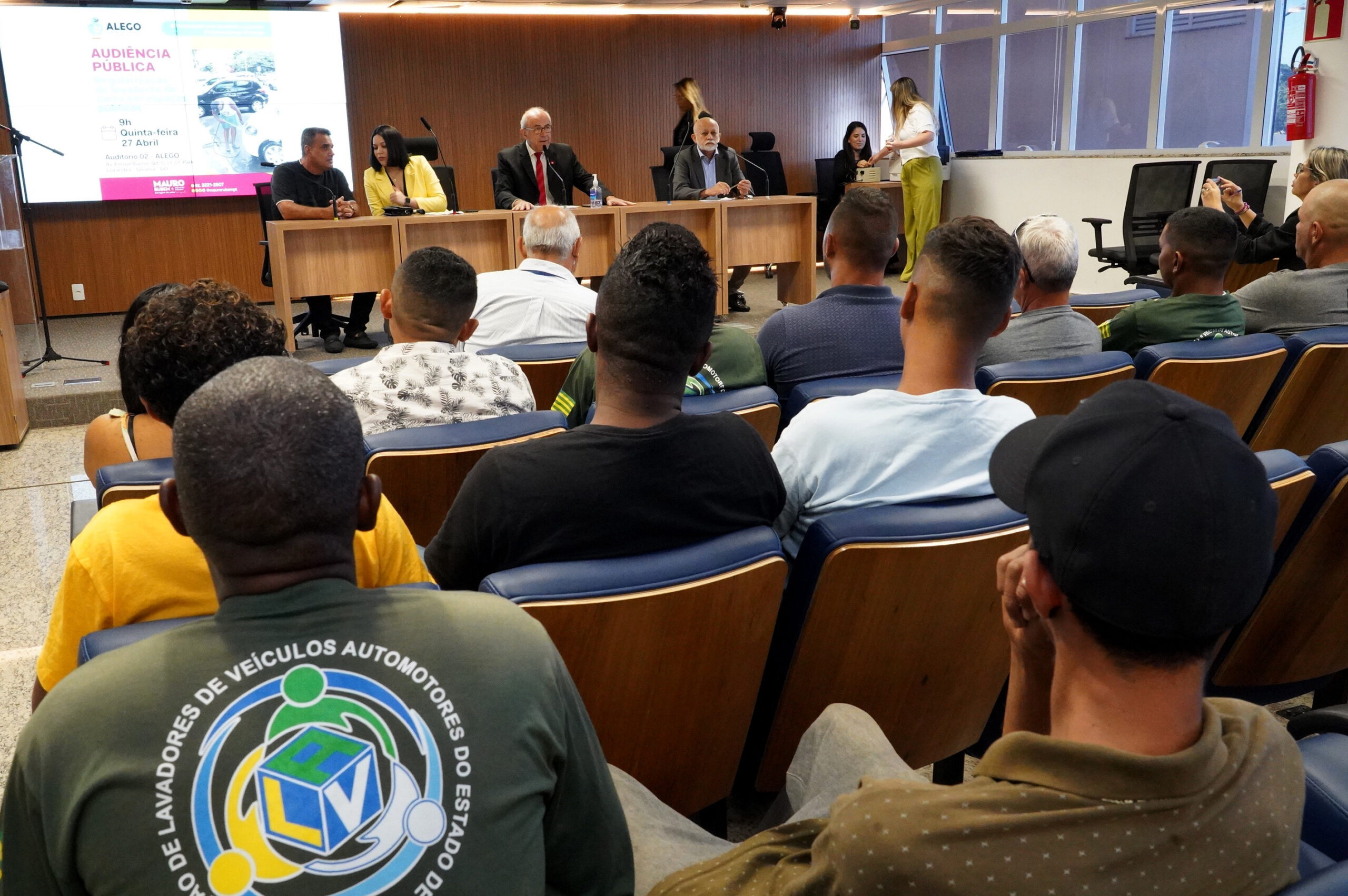 Audiência pública debate regulamentação dos lavadores de carros em locais públicos de Goiânia