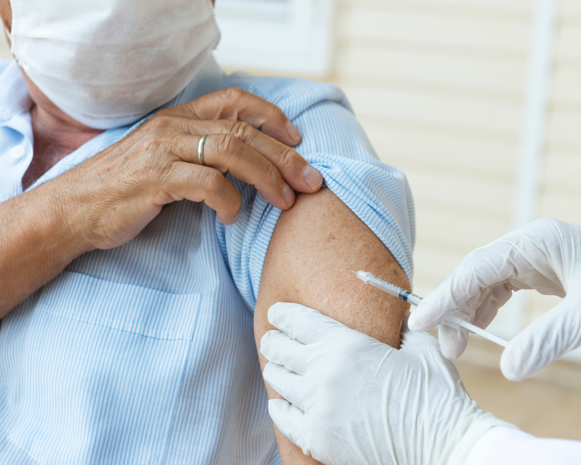 Baixa procura pela vacina bivalente preocupa autoridades de saúde