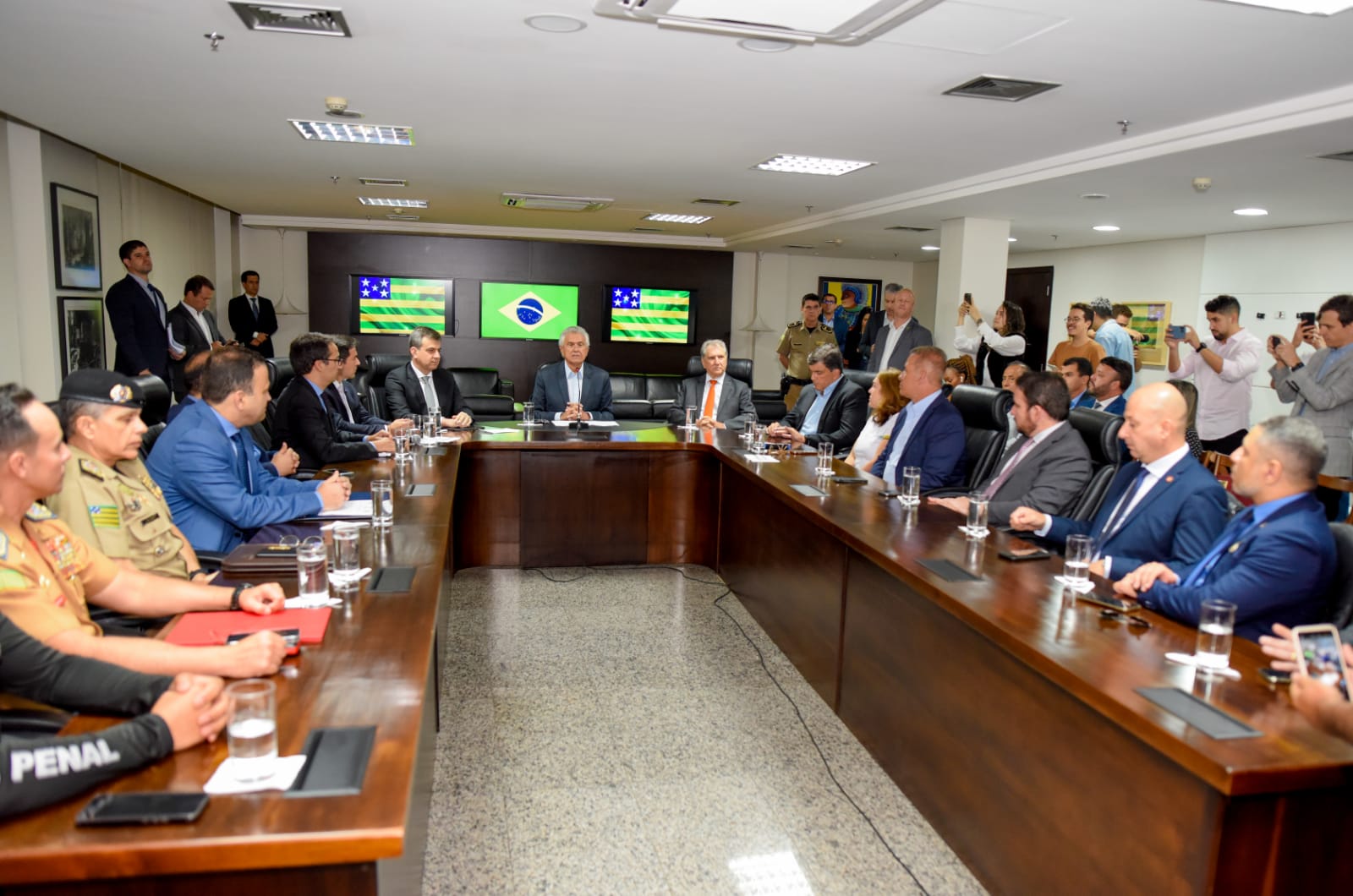 É anunciado pacote de medidas para reforçar segurança nas escolas de Goiás