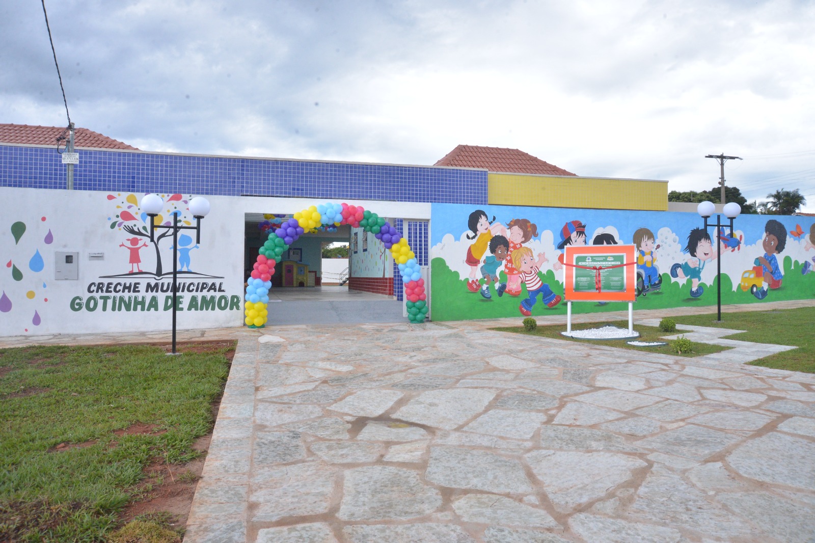 Prefeito  de Marzagão entrega  creche à população