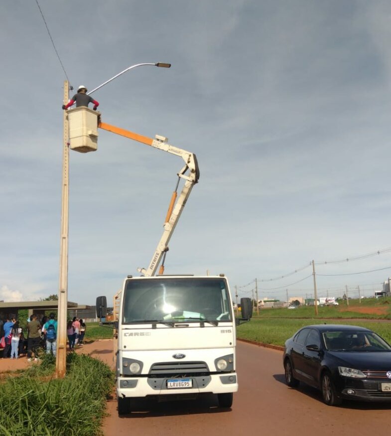 Trecho de rua do bairro Ypiranga recebe iluminação pública, em Valparaíso