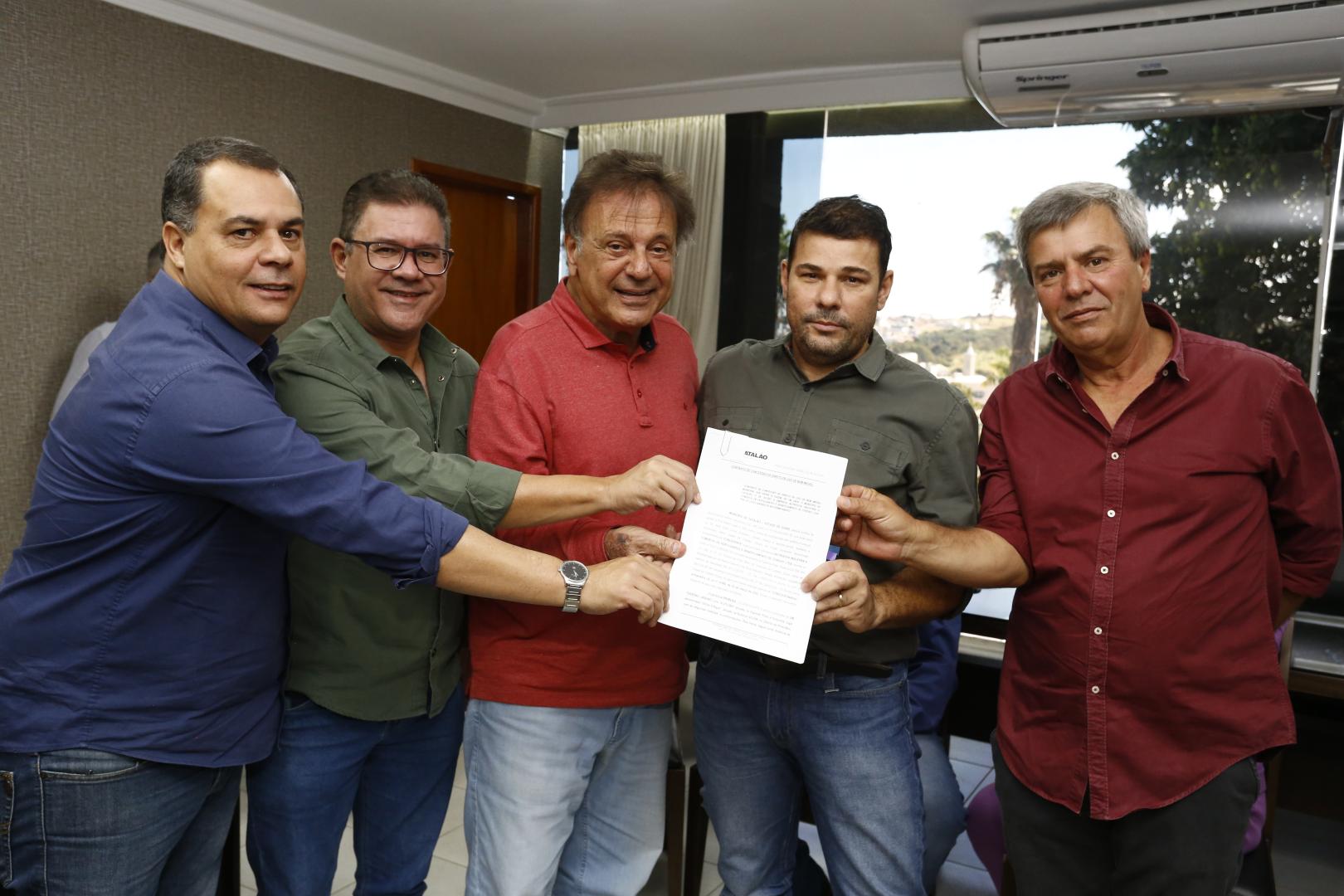 Prefeito de Catalão realiza doações de terrenos para empresas do município