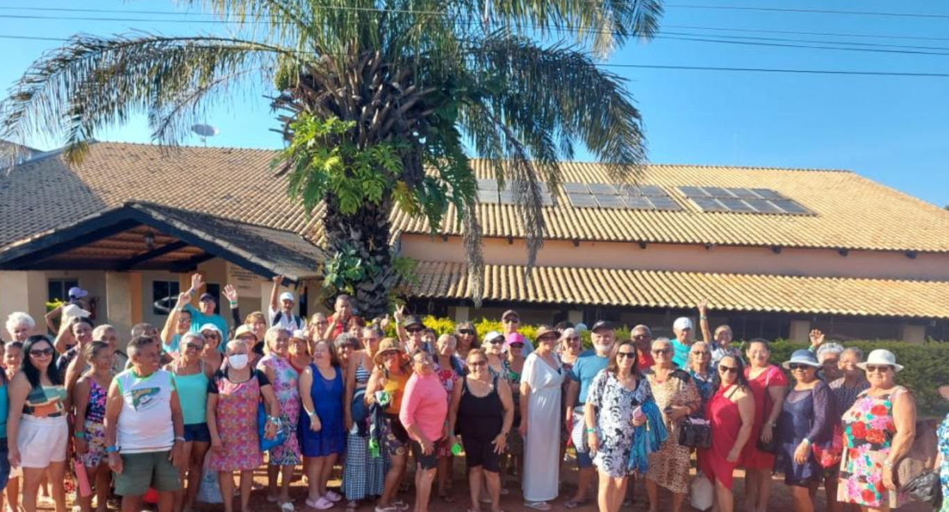 Cras de Novo Gama beneficia 100 idosos para um dia de lazer em Caldas Novas