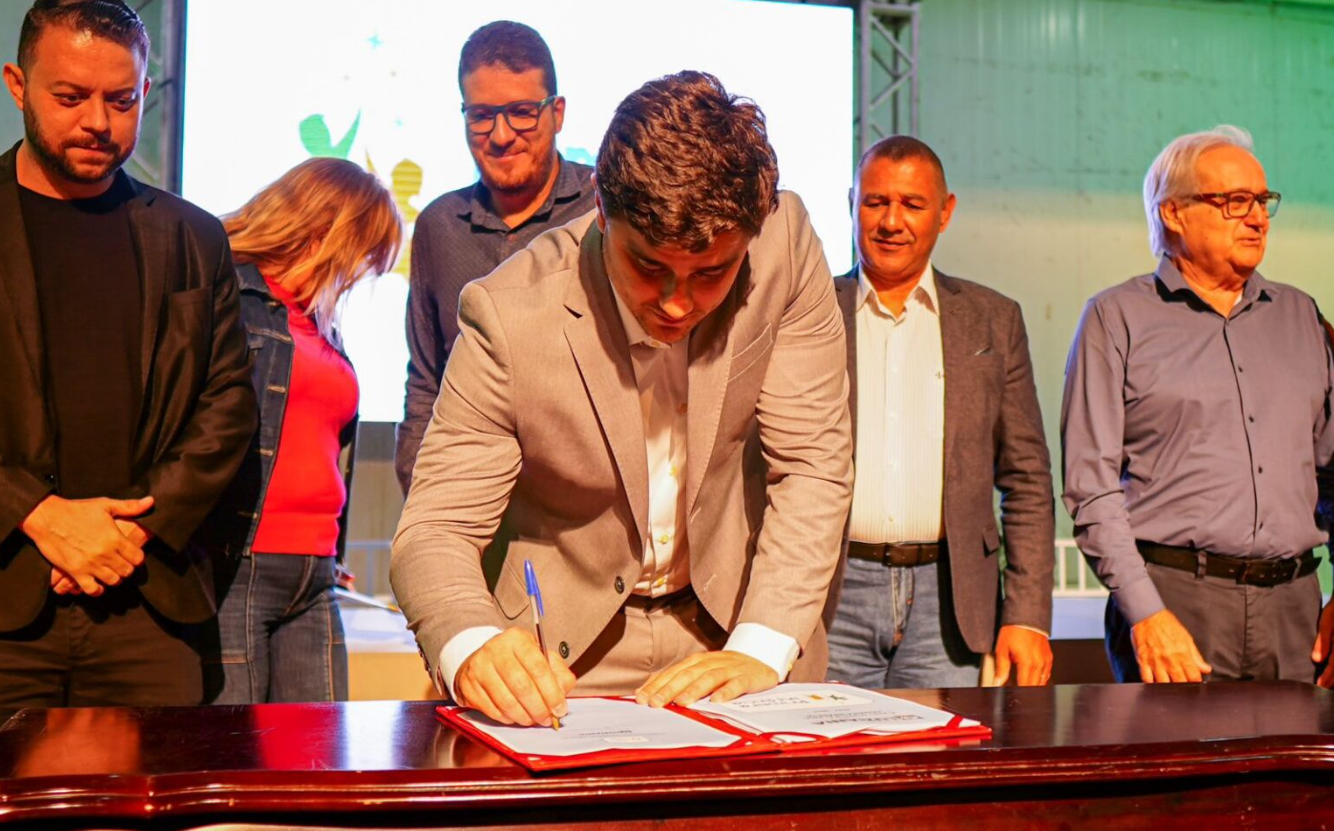 Luziânia é a primeira cidade de Goiás a assinar o Plano Municipal pela Primeira Infância