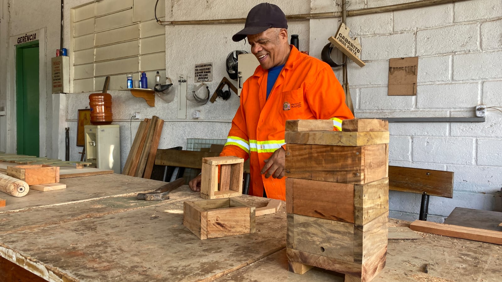 Comurg produz 40 caixas-ninhos para abelhas, com madeira reaproveitada