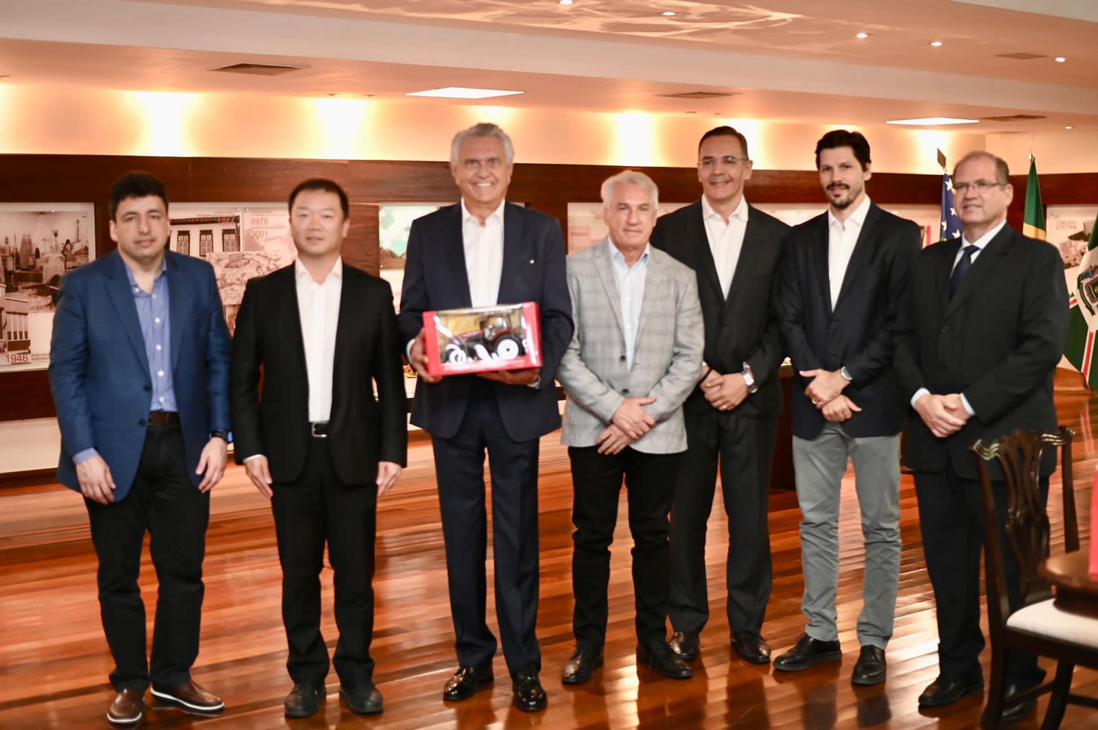 Governador Ronaldo Caiado durante encontro com empresários chineses no Palácio das Esmeraldas