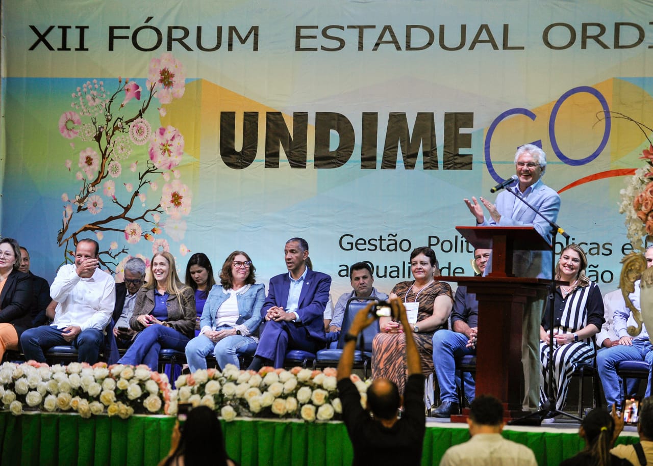 Caiado entrega tablets e chips com internet em Caldas Novas
