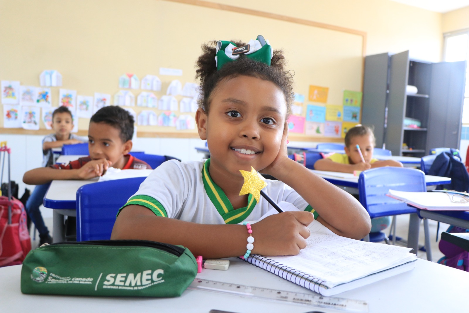 Senador Canedo entrega uniformes para alunos da rede municipal