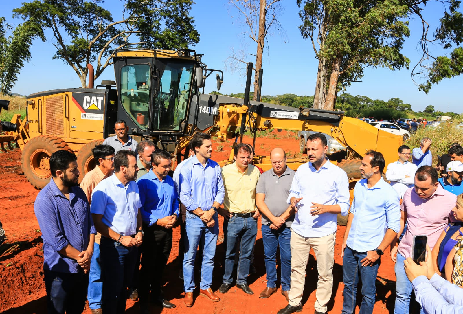 Daniel Vilela vistoria obras de duplicação da GO-010