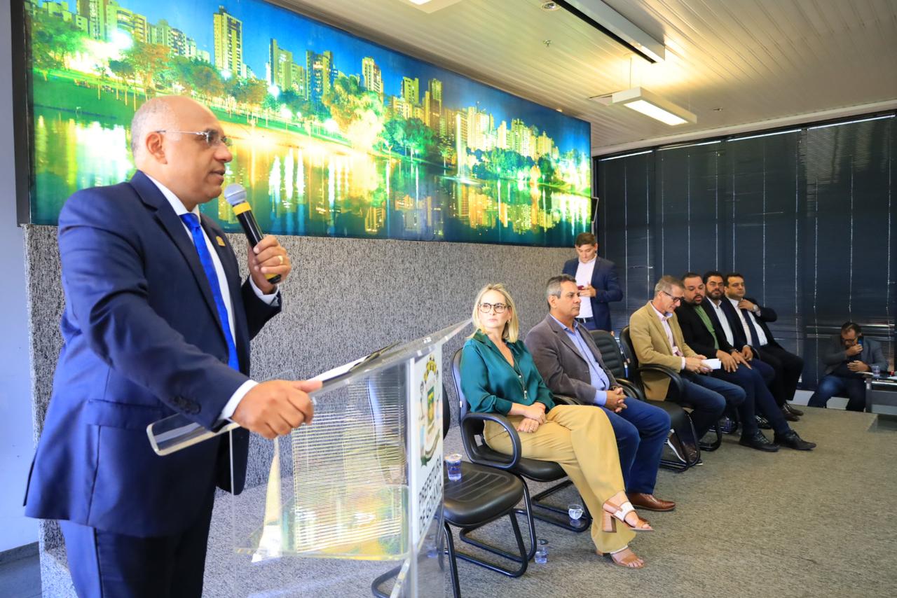 Rogério Cruz lança programa de cursos profissionalizantes com 5.800 vagas até 2024